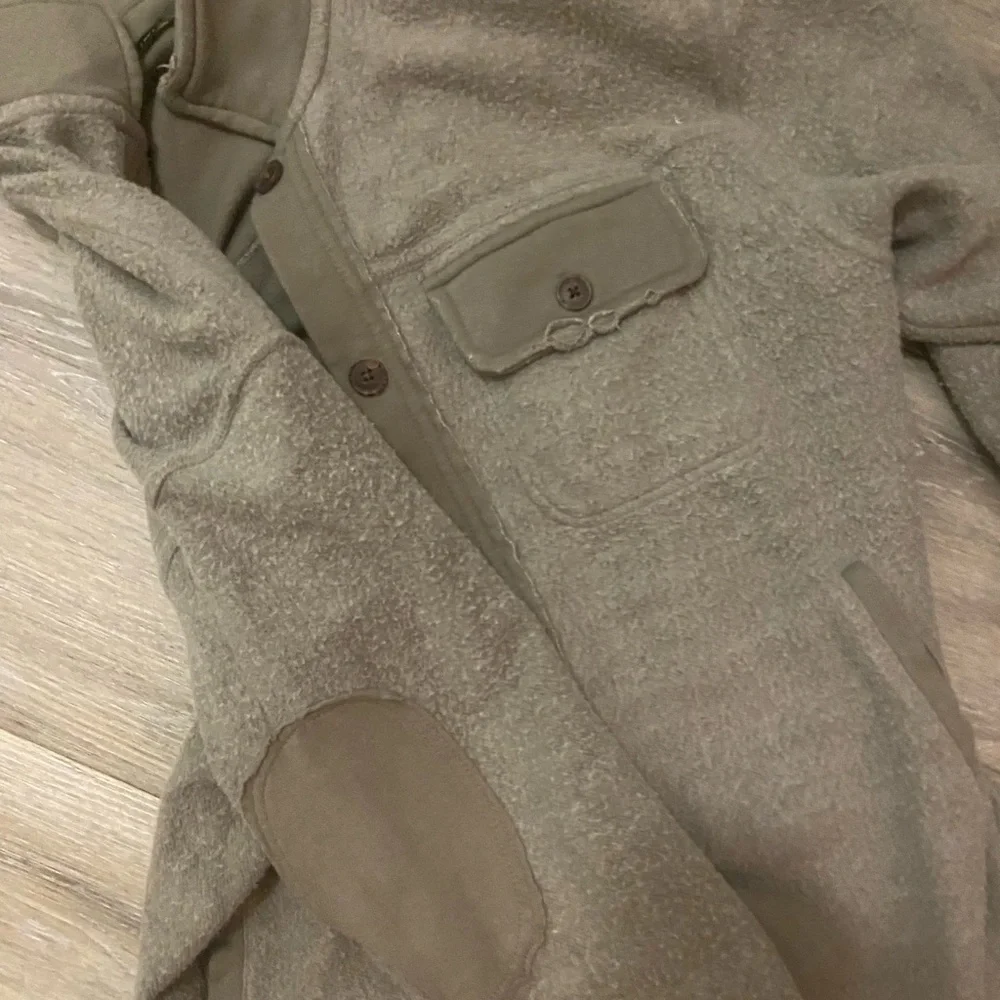 Shacket - Picture 3 of 3